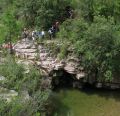 La cascada y el charco que no impde seguir por el lecho de la rambla